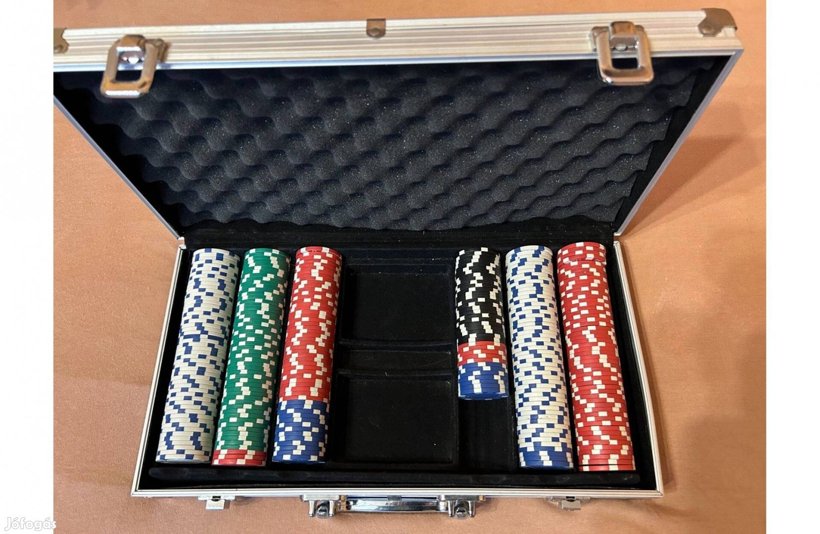 Poker zsetonok fém bőröndben