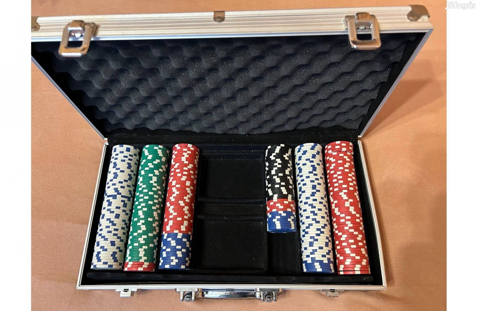 Póker zsetonok fém bőröndben eladók