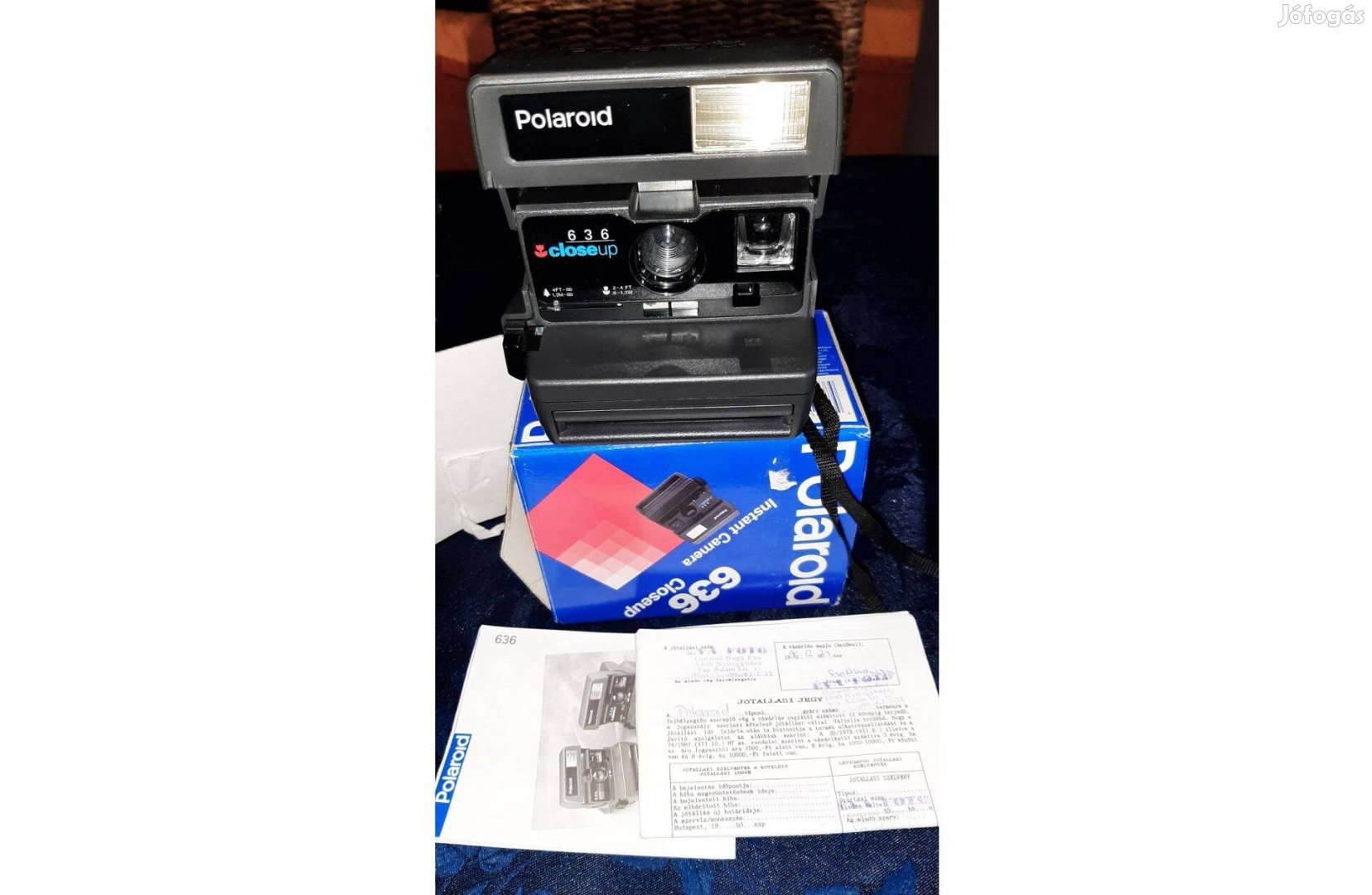Polaroid Closeup 360 fényképezőgép dobozában papírokkal