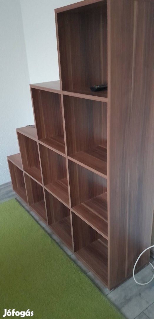 Polckönyvespolc térelválasztó szilva szinben.