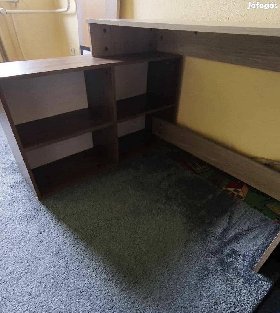 Polcelemes íróasztal