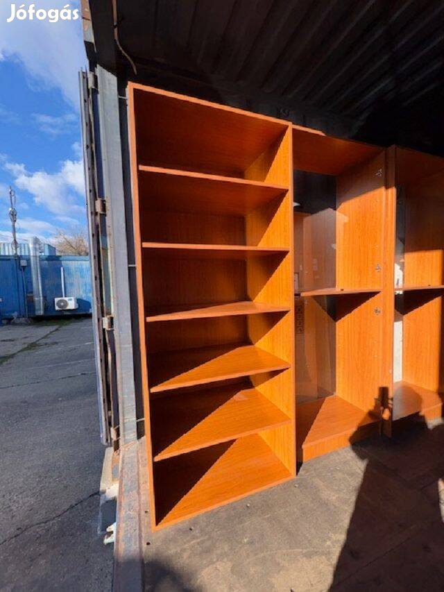 Polcos nyitott szekrény