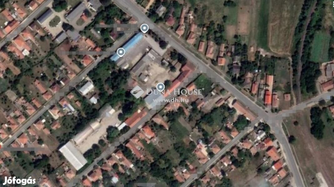 Polgári eladó 1670 nm-es ipari ingatlan