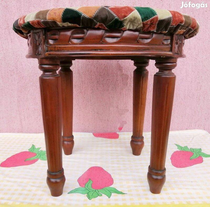 Polgári stílusú asztalka, kockás posztó huzattal az 1920-s