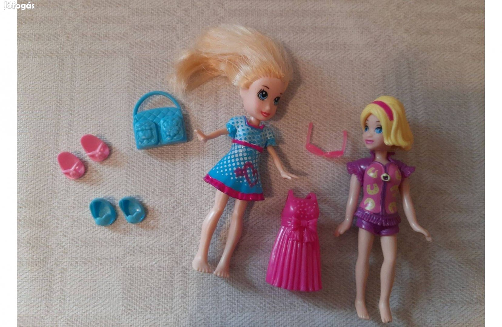 Polly Pocket lila, kék ruhás baba