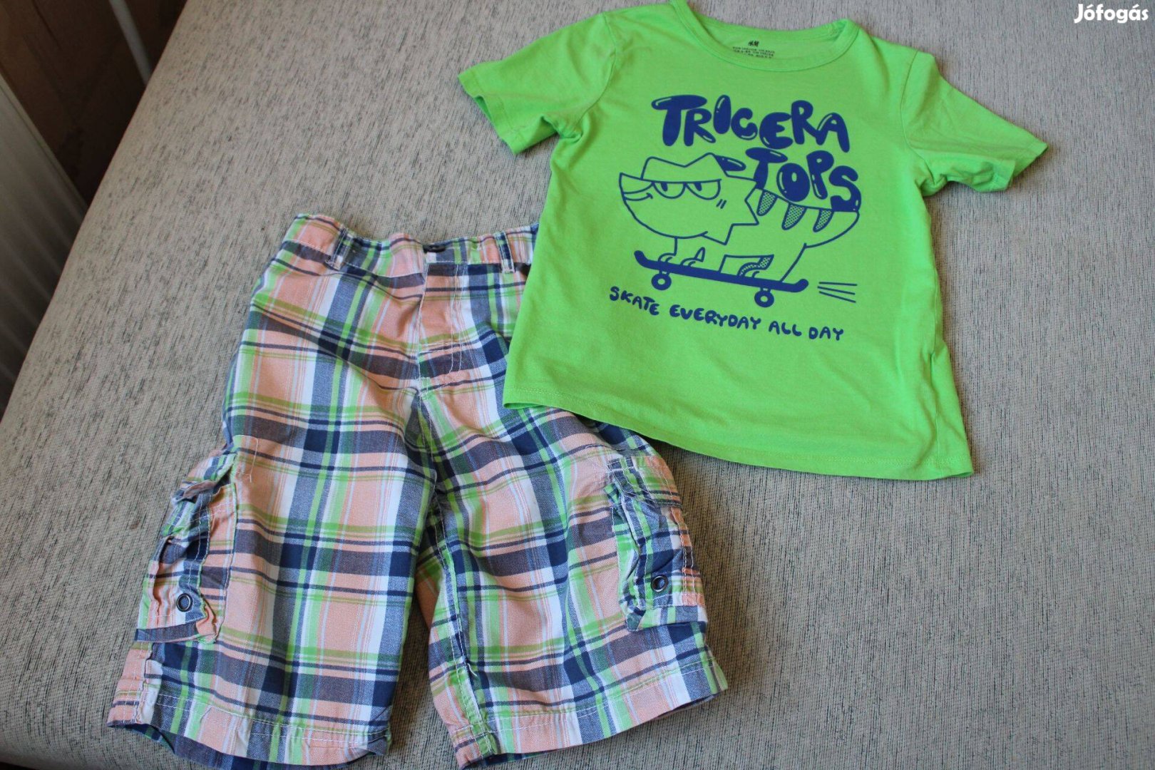Póló és rövidnadrág 8 éves kisfiúnak