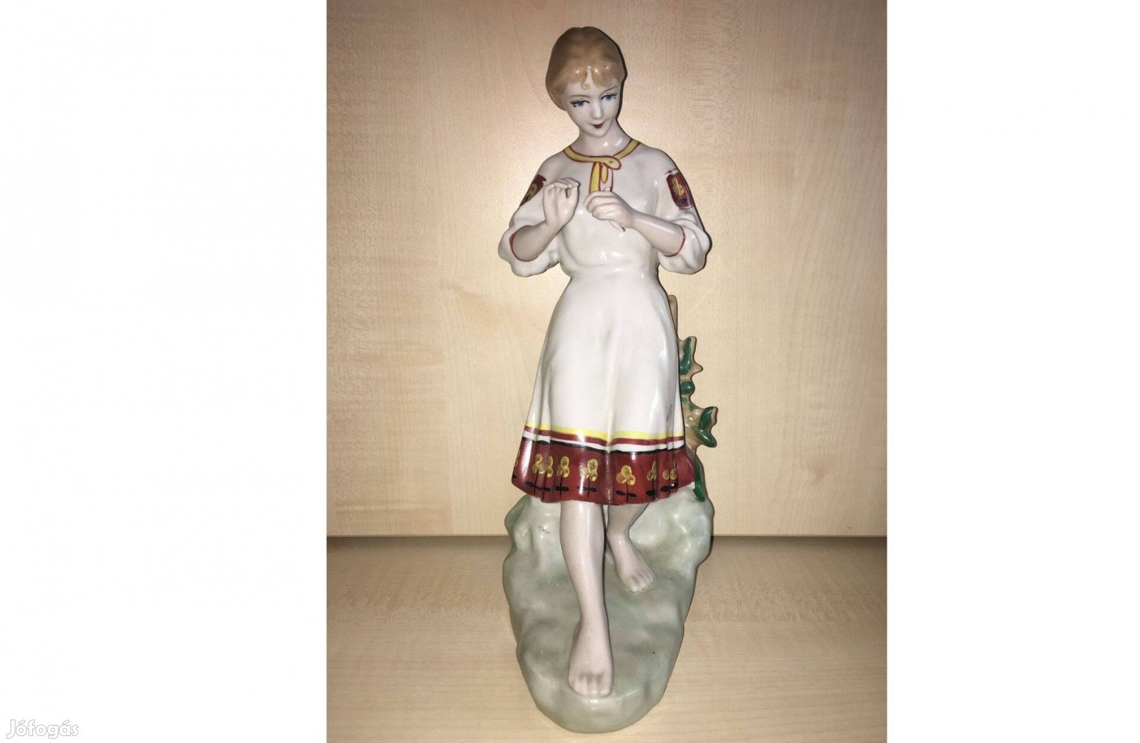 Polonne Zhk , Szovjet porcelán lány. Magassága 30 cm