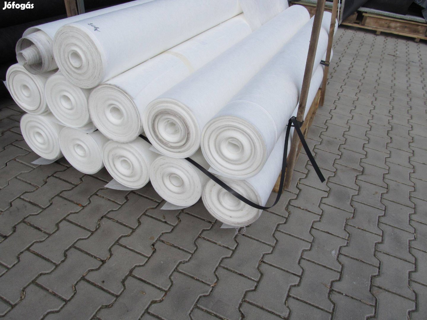 Polyester talajtakaró geotextil georács helyett. 185 Gr/M2 399,-/M2