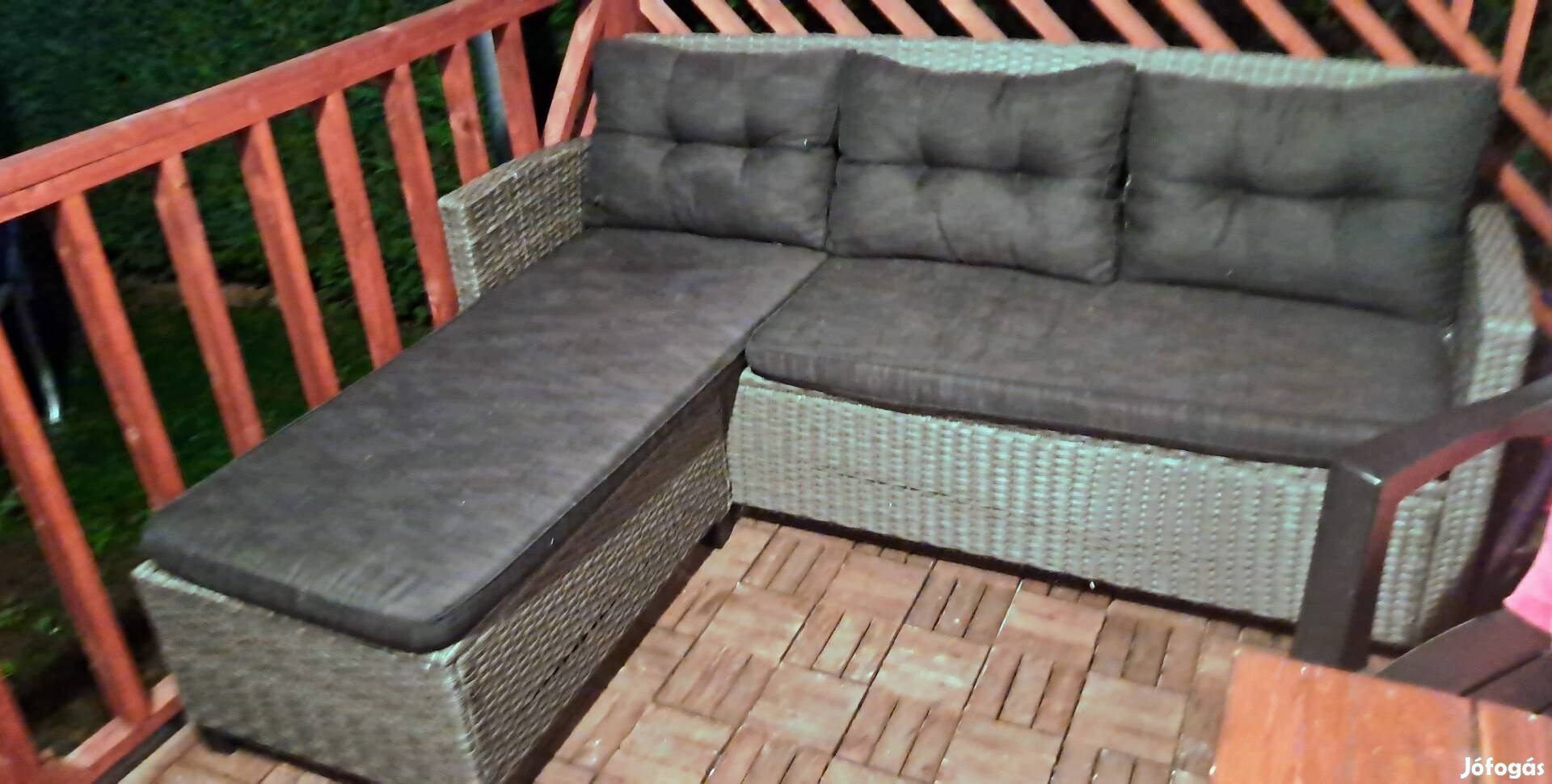 Polyrattan kerti ülőgarnitúra, kanapé szürke párnákkal eladó.