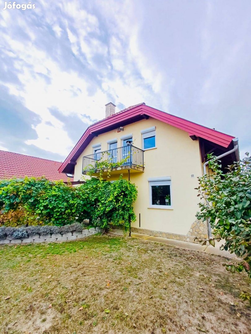 Pomázon gyönyörű családi ház eladó csendes utca-nagy udvar