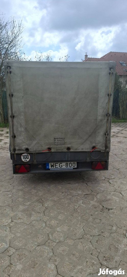 Ponyvás zárt utánfutó