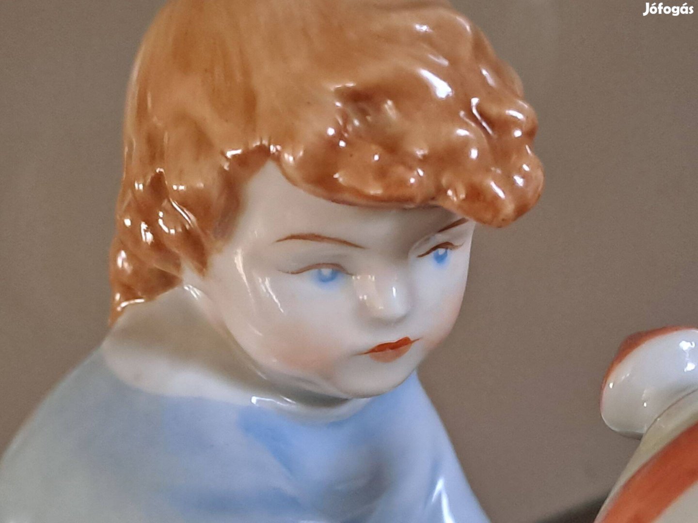 Porcelán Zsolnay búgócsigás kisfiú dísztárgy, figura