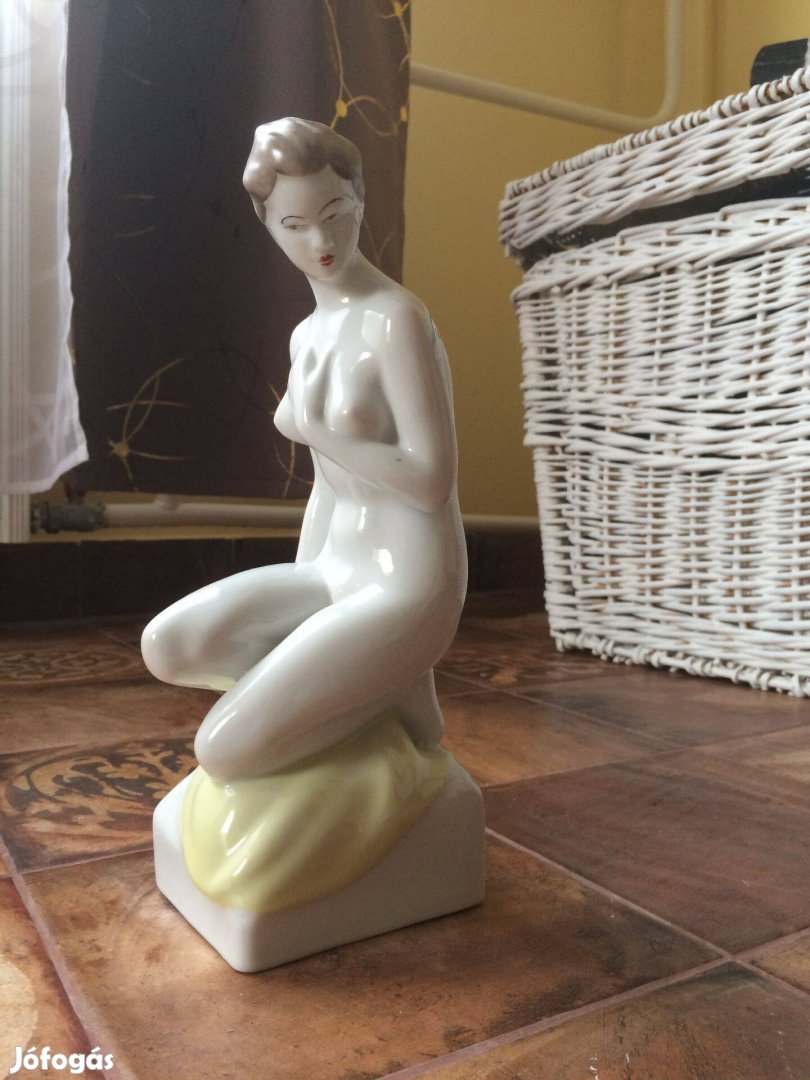 Porcelán - Hollóházi - Fehér ülő nő
