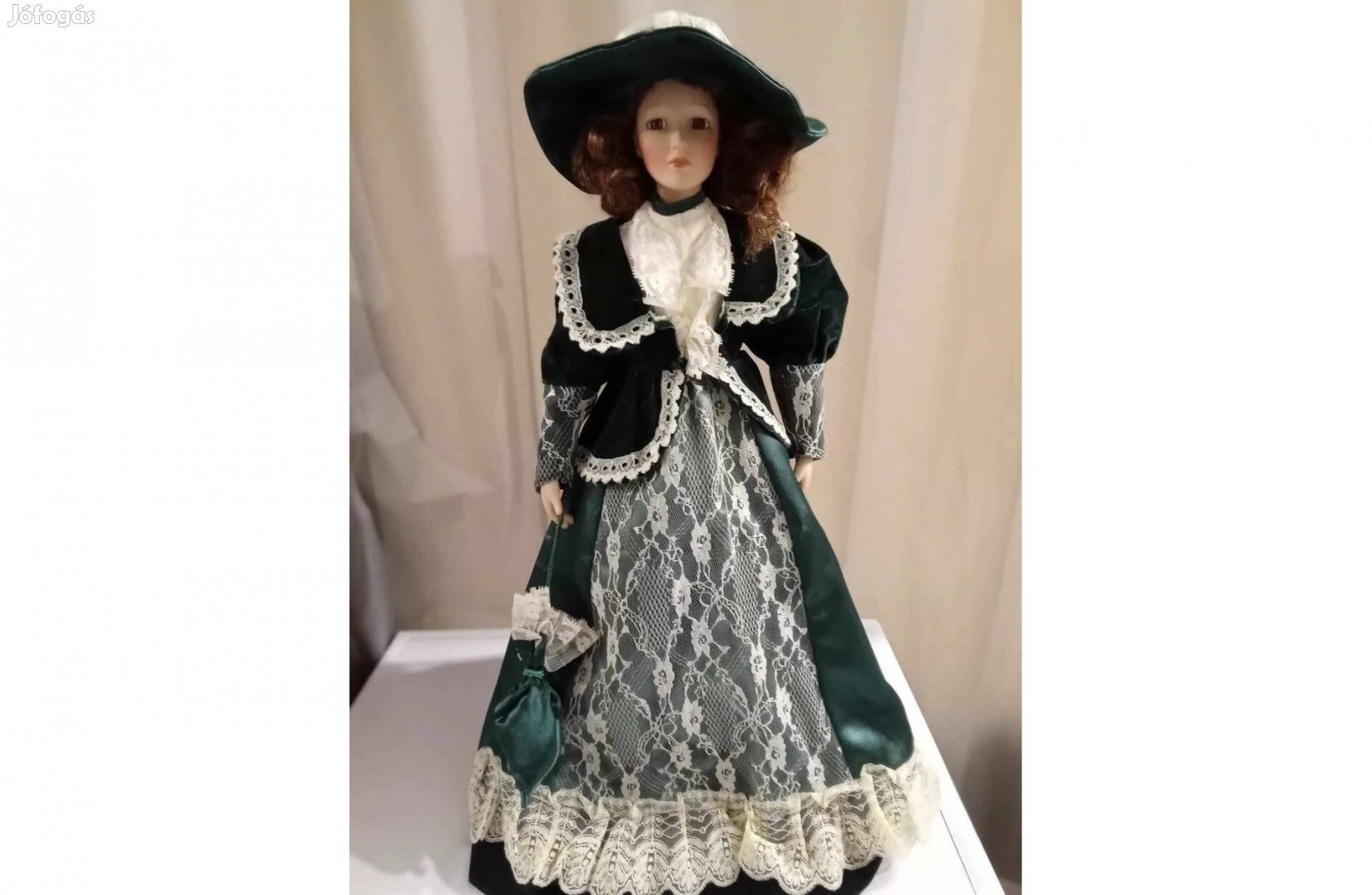 Porcelán baba 57 cm tartó állványon eladó!