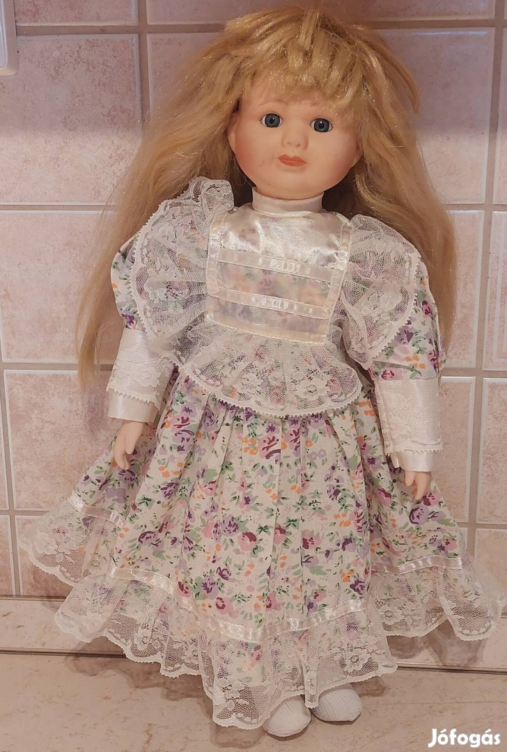 Porcelán baba The Classique Collection jelzett 