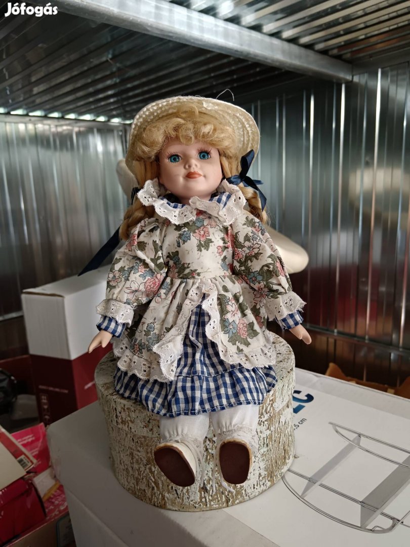 Porcelán baba ruhában, Németországból 