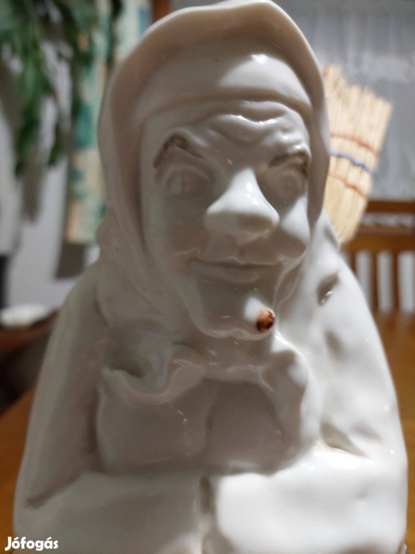 Porcelán boszorkény seprűvel ela