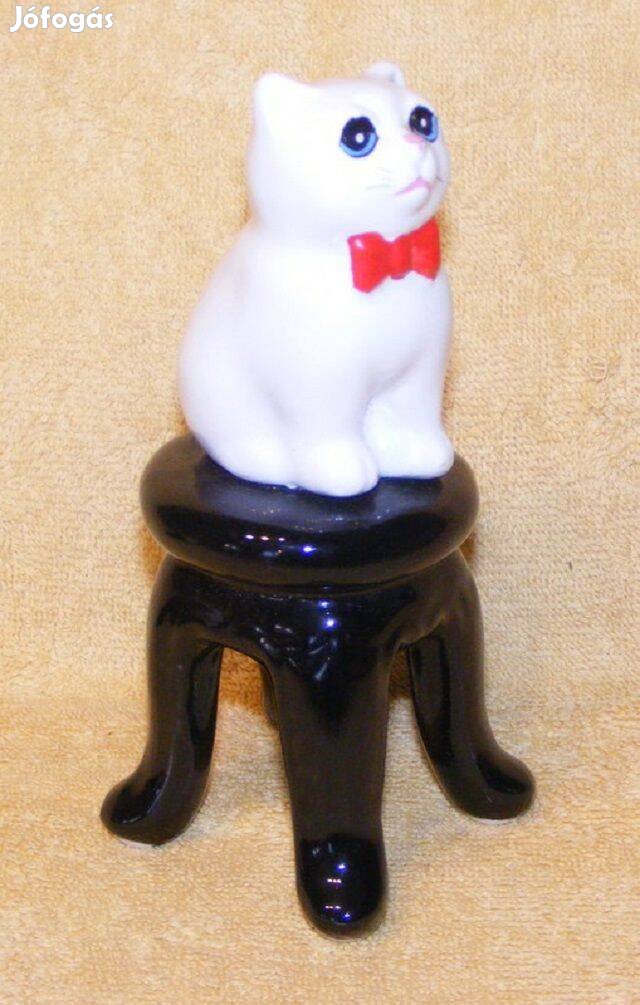 Porcelán cica figura