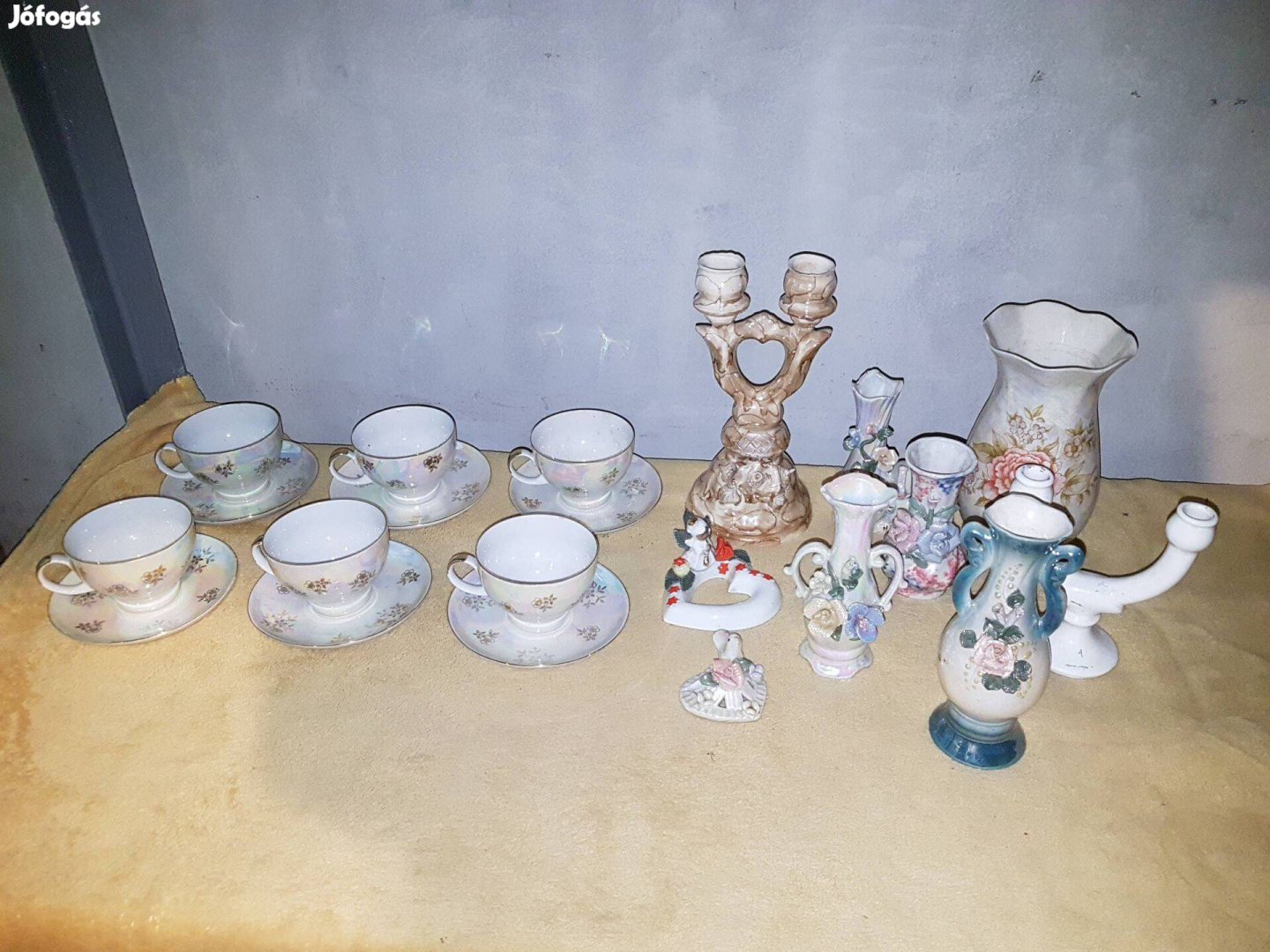 Porcelán csésze készlet és díszek gyertyatartó váza