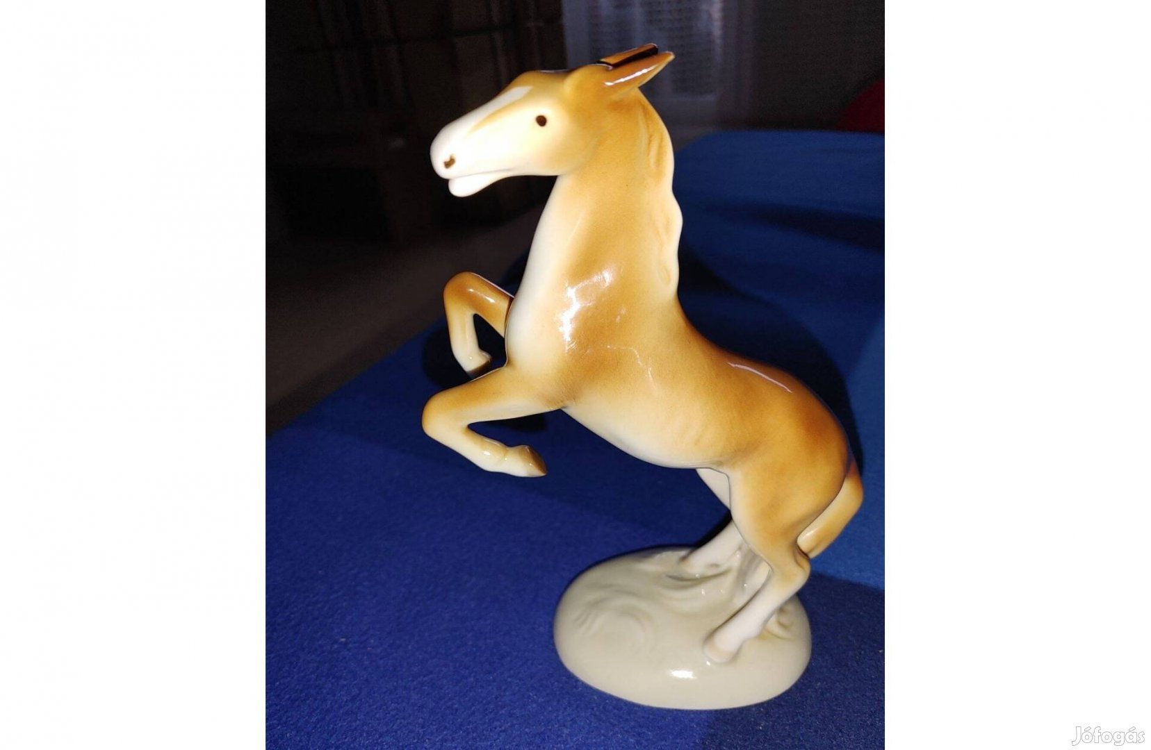 Porcelán dísztárgy, ágaskodó ló (Royal Dux)