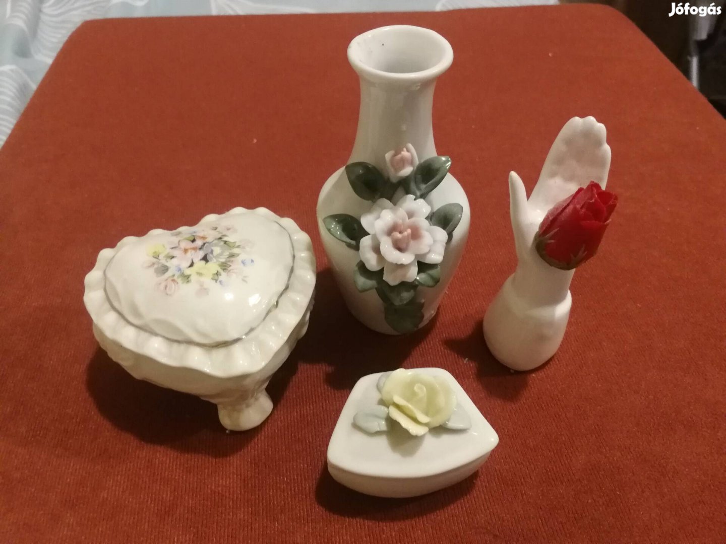 Porcelán dísztárgyak. Bonbonierek, váza