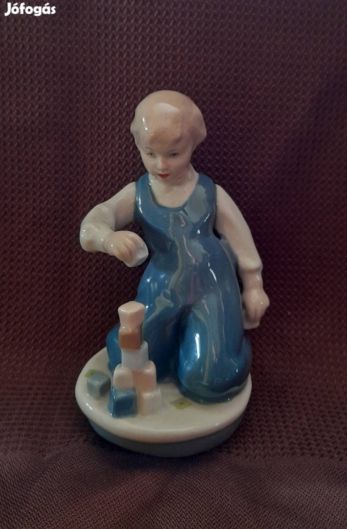 Porcelán figura