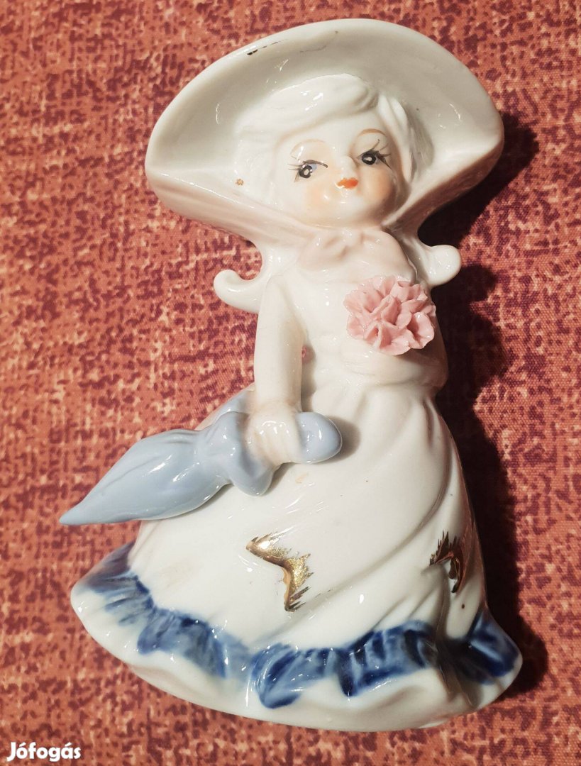 Porcelán figura, kalapos hölgy esernyővel, magassága 11 cm