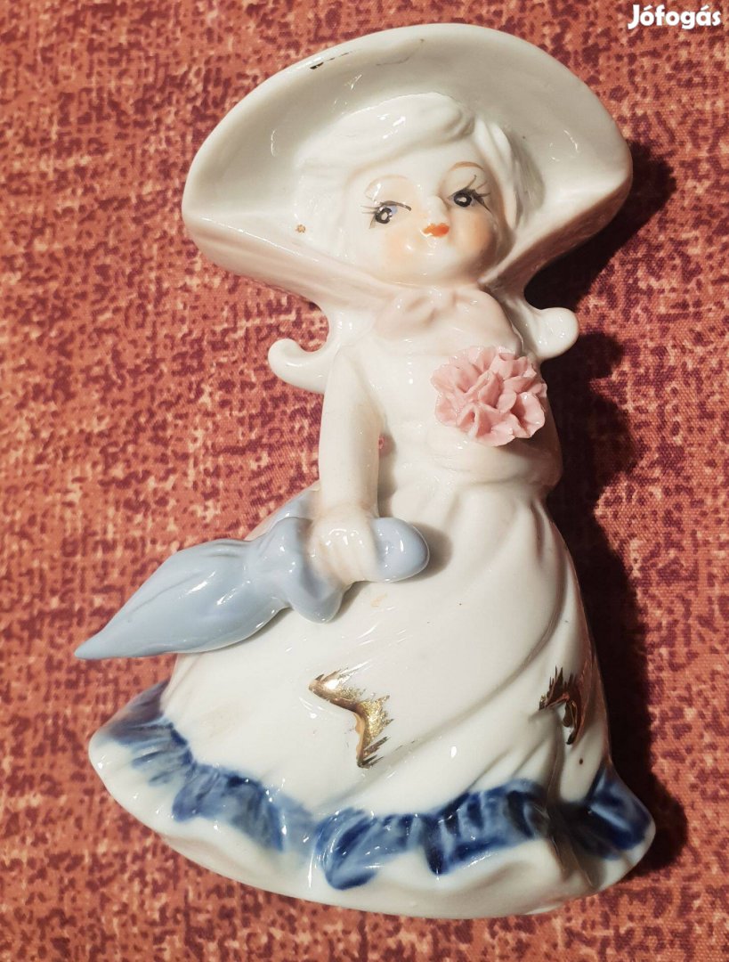 Porcelán figura, kalapos hölgy esernyővel, magassága 11 cm
