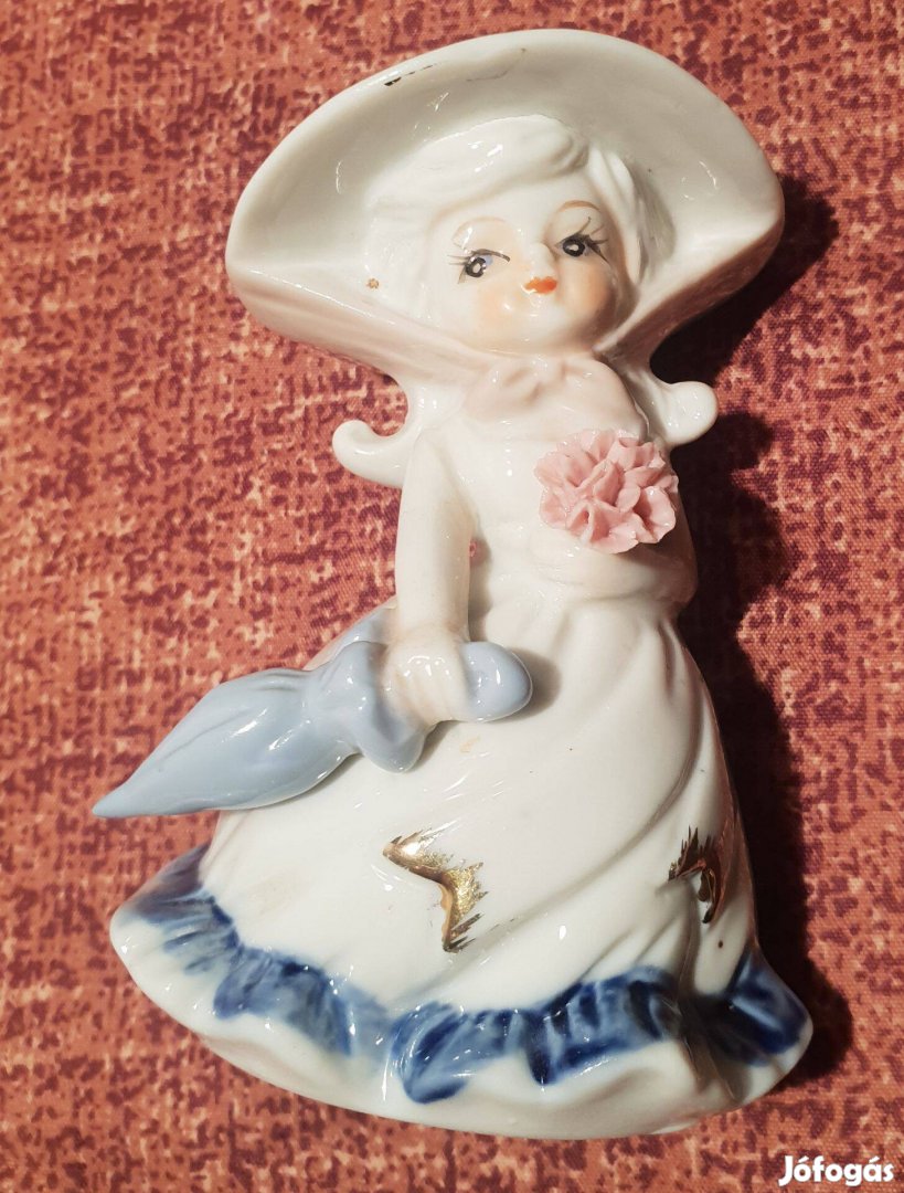 Porcelán figura, kalapos hölgy esernyővel, magassága 11 cm