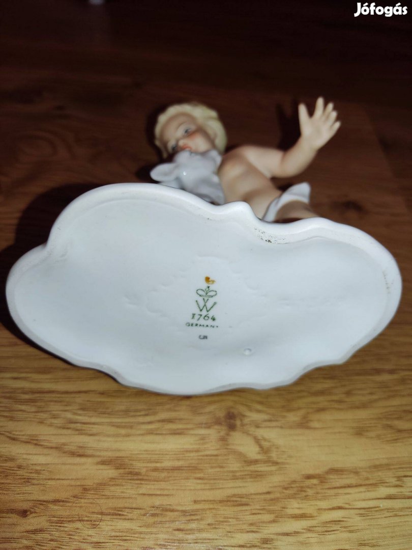 Porcelán figura kisfiú