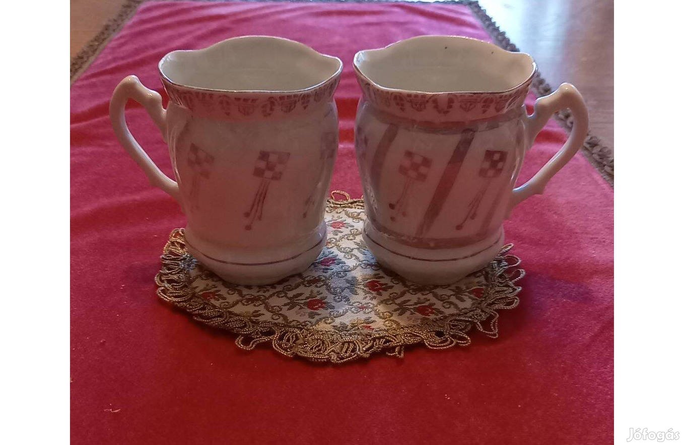 Porcelán fodros szélű csészék