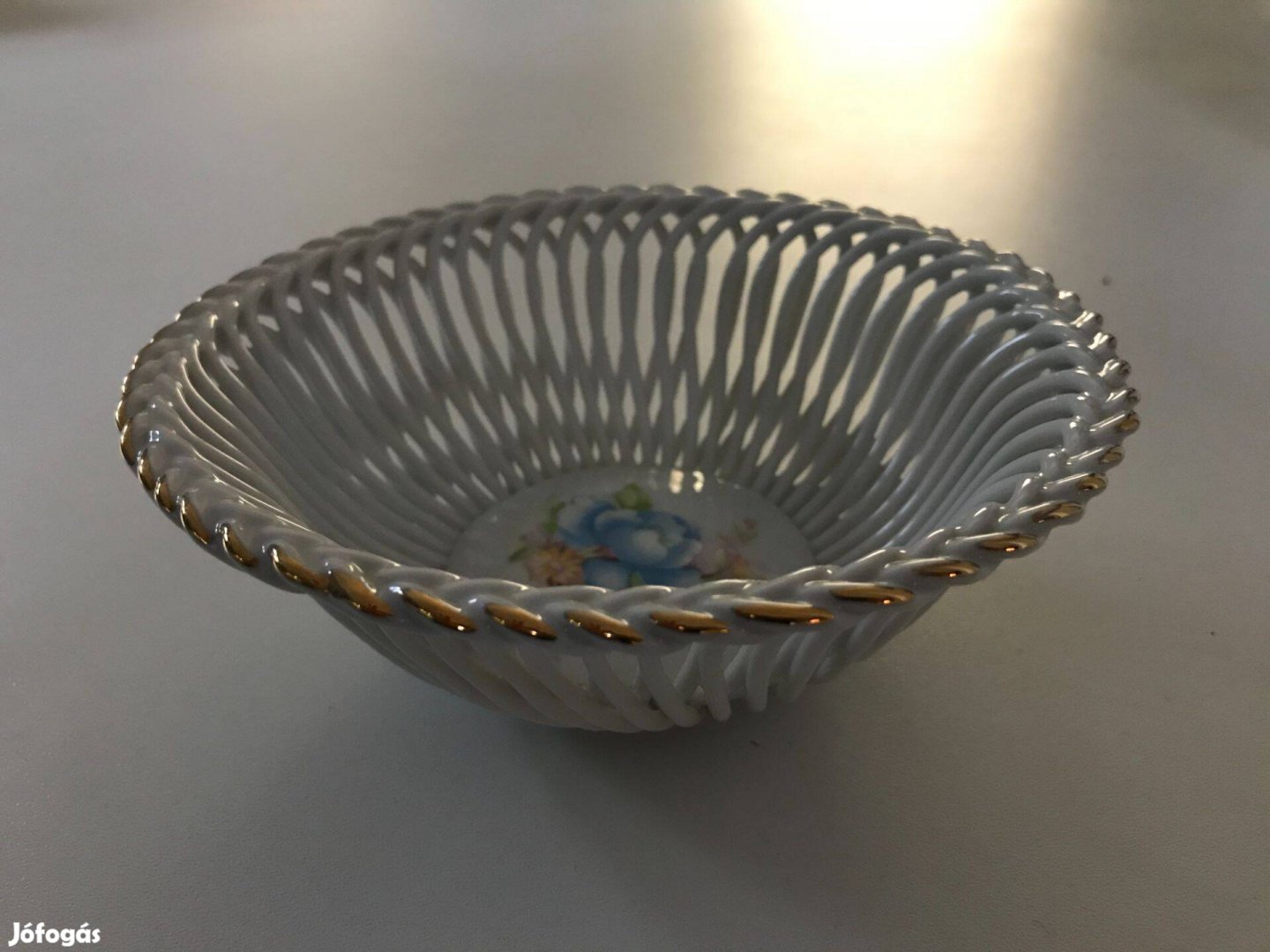 Porcelán fonott cukorkakínáló