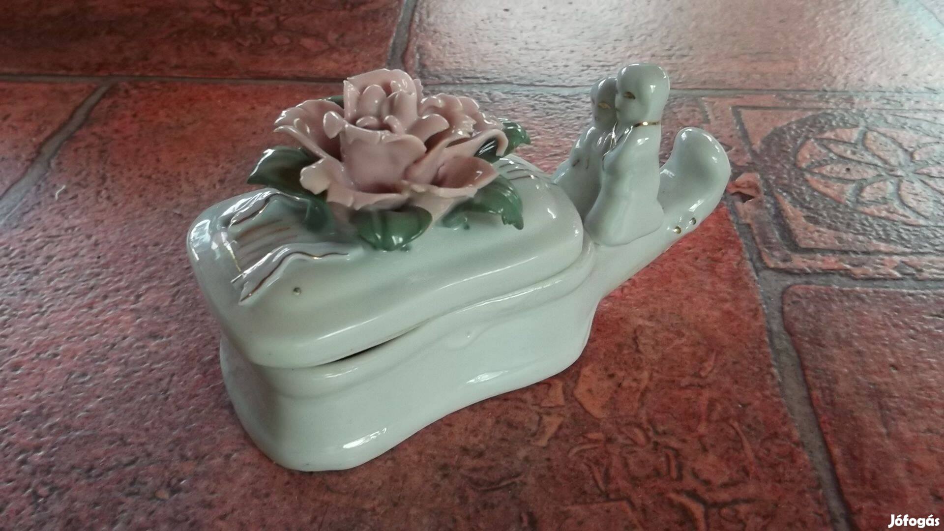 Porcelán gitár alakú rózsás gyűrű tartó