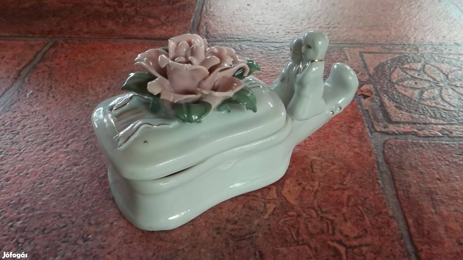 Porcelán gitár alakú rózsás gyűrű tartó