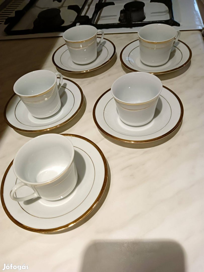 Porcelán kávés csészék, tányérok arany szegéllyel
