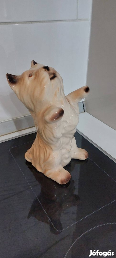 Porcelán kutya nipp