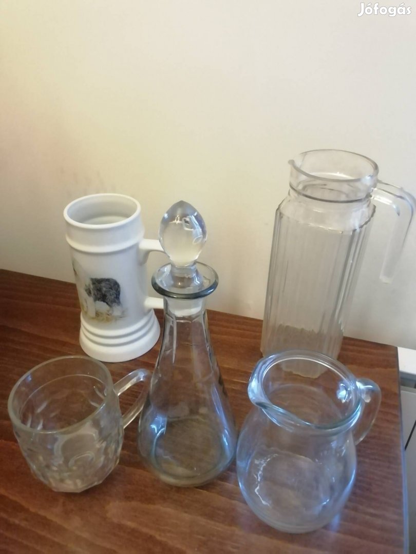 Porcelán kutyusos és üveg korsó, kiöntő, kínáló kancsó 