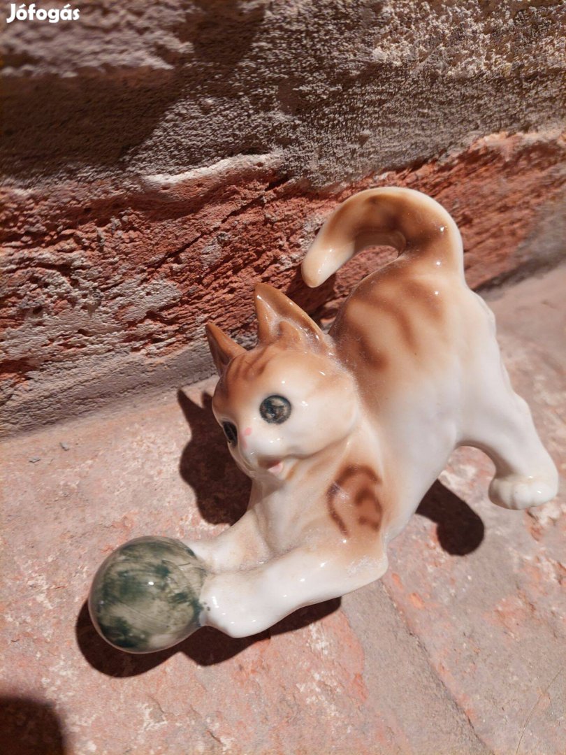 Porcelán labdázó kiscica állatka húsvéti dísz dekoráció