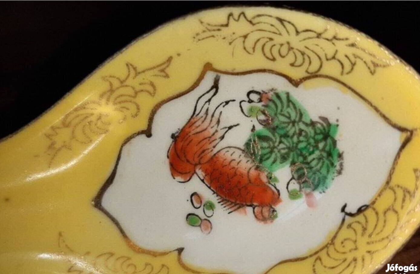 Porcelán leveses kanál koi ponty mintával