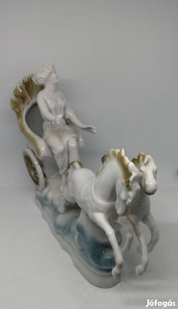 Porcelán lovas szobor!
