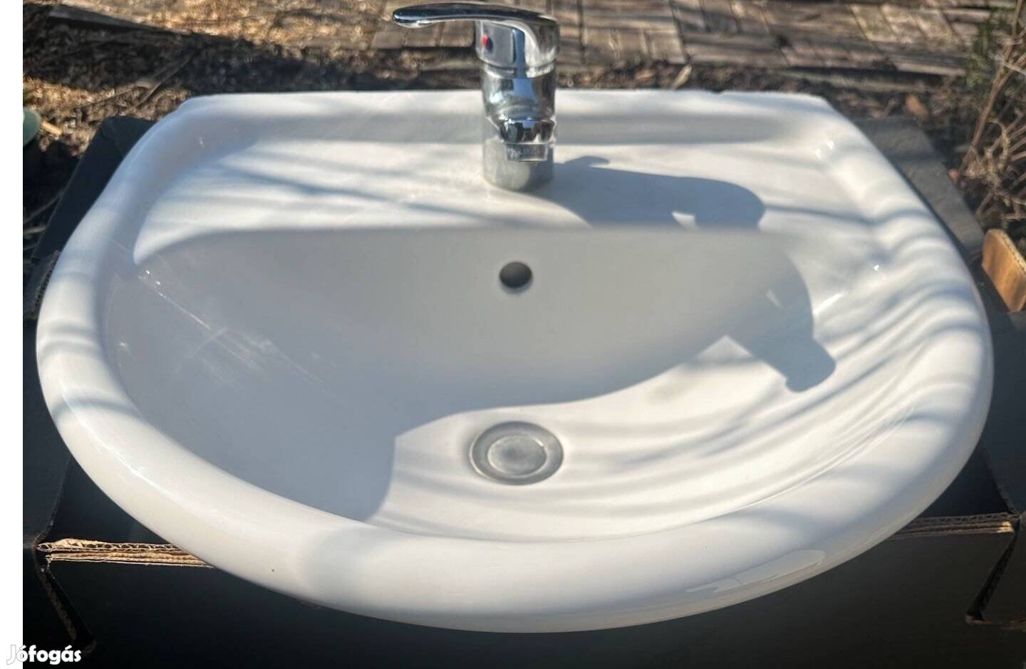 Porcelán mosdó csapteleppel sérülésmentes