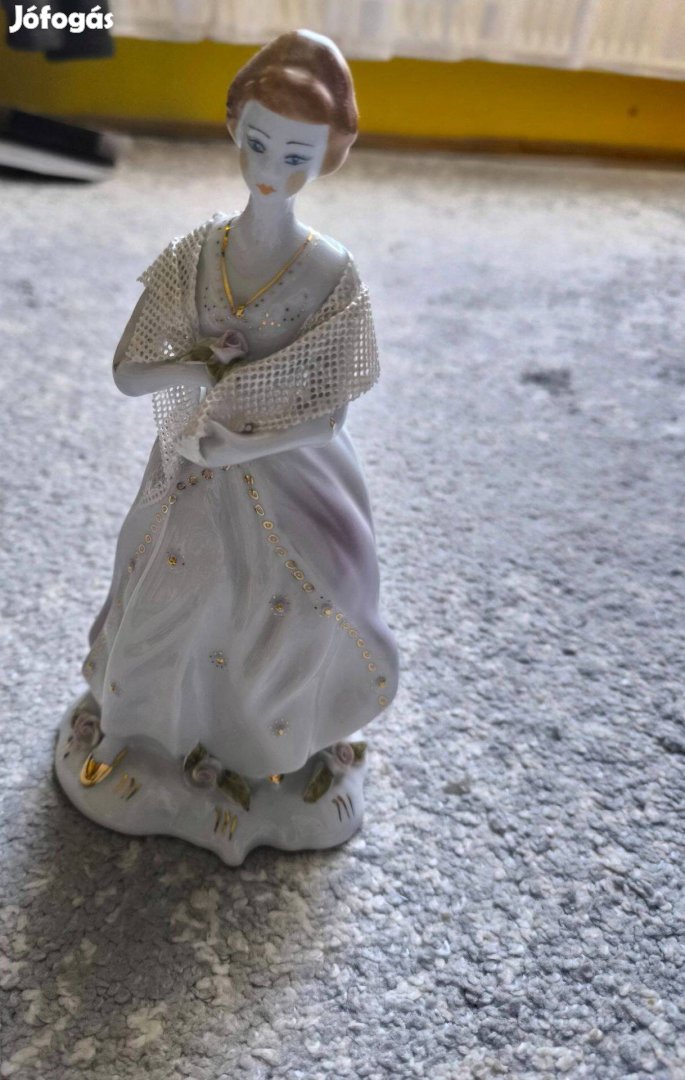 Porcelán női figura stólával a nyakában, rózsával a kezében