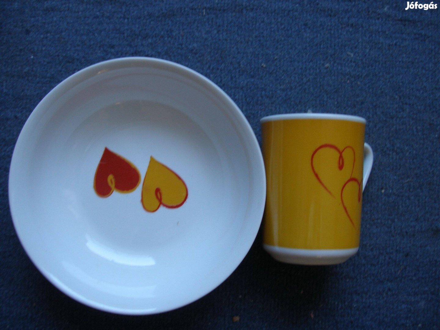 Porcelán reggeliző szivecskékkel