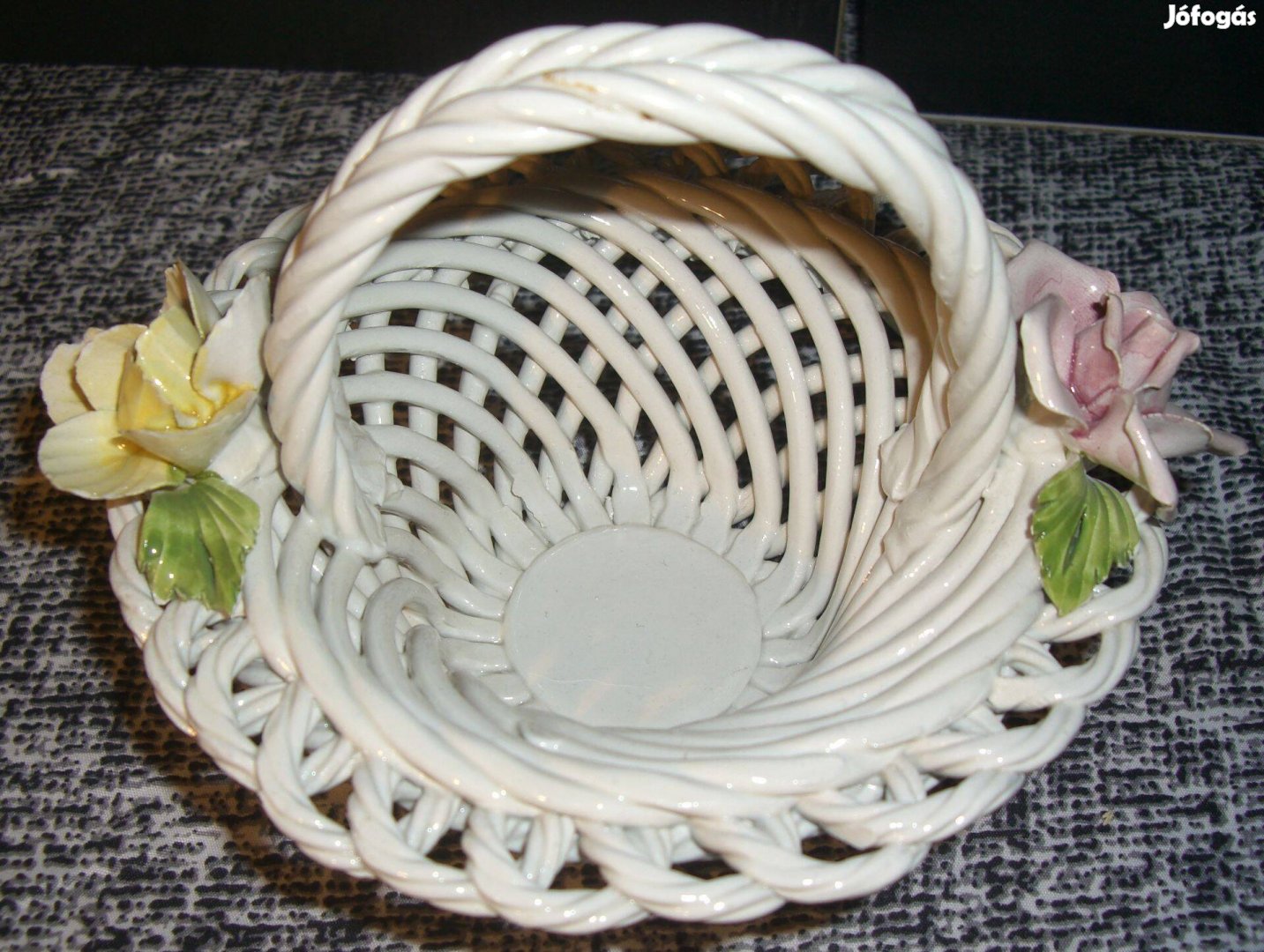 Porcelán rózsás kínáló kosár 13 cm magas 15,5 cm átmérőjű
