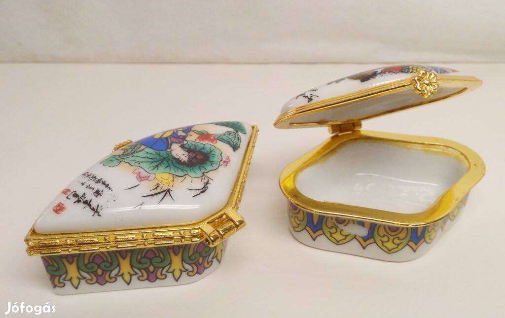 Porcelán szelence pár, gésákkal gyűrűknek, medálnak, láncnak