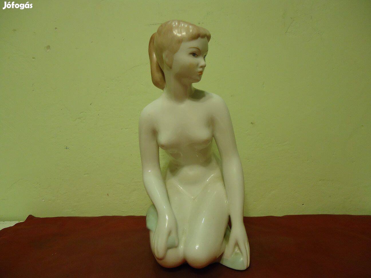 Porcelán szobor