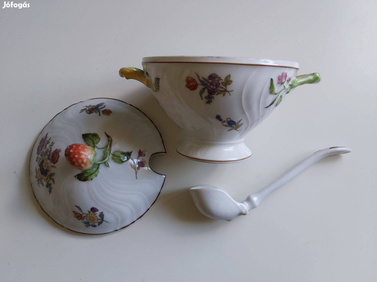Porcelán szószos tál fedővel, porcelán kanállal