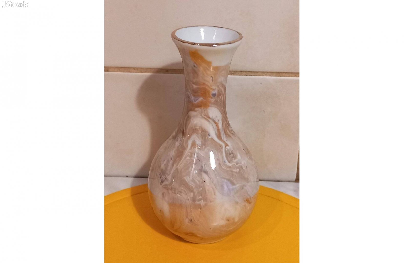 Porcelán váza, márvány mintás (16,5 cm magas)
