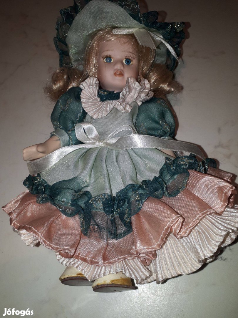 Porcelánfejű baba - díszbaba, Kb 20 cm-es