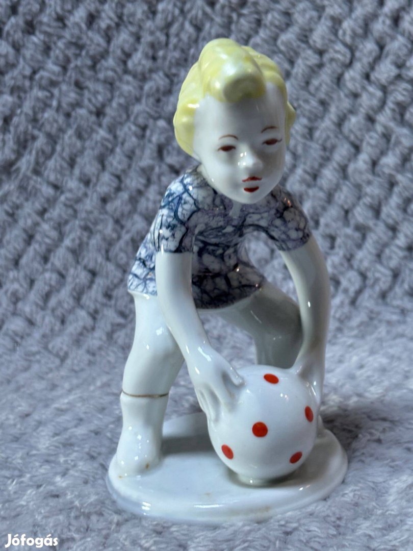 Porcelánfigura, fiú labdával